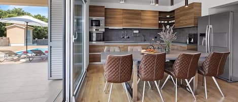 Kjøleskap, ovn, kokeplater og oppvaskmaskin