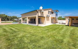 A modern two-story house with a covered patio, a satellite dish, and a pool in the background. - Stunning home in Pula (Pula)