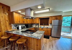 Kjøleskap, mikrobølgeovn, ovn og kokeplater