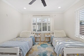 3 habitaciones, escritorio y tabla de planchar con plancha