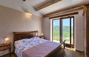 4 bedrooms, travel cot, free WiFi, bed sheets