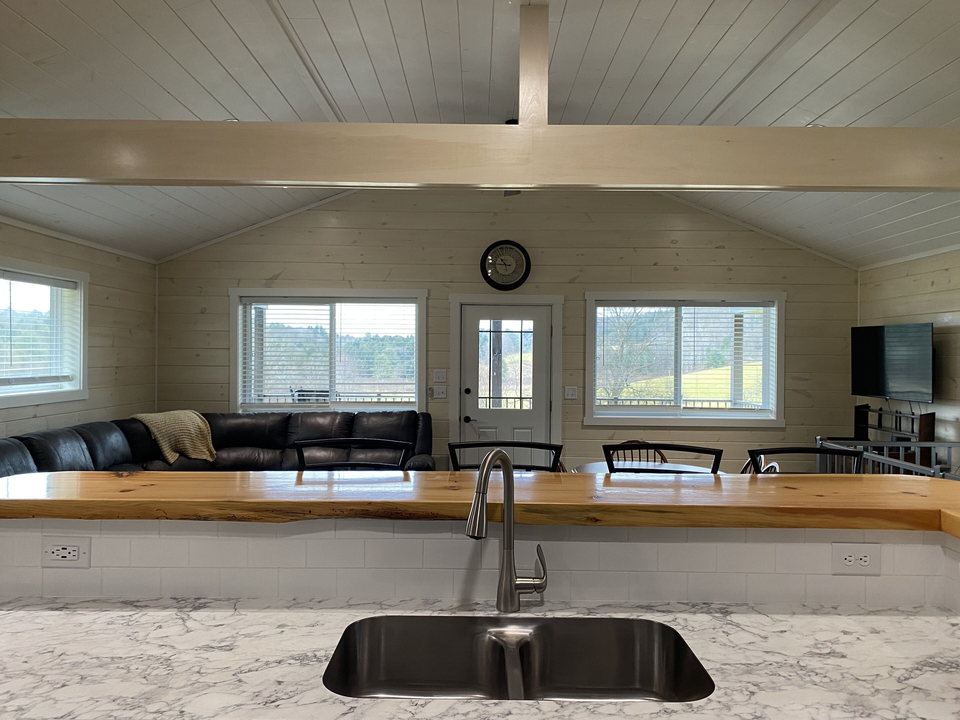 Family Friendly Cottage, Covered Deck, Close To Lake To Fish, Swim, And Boat - 뉴욕