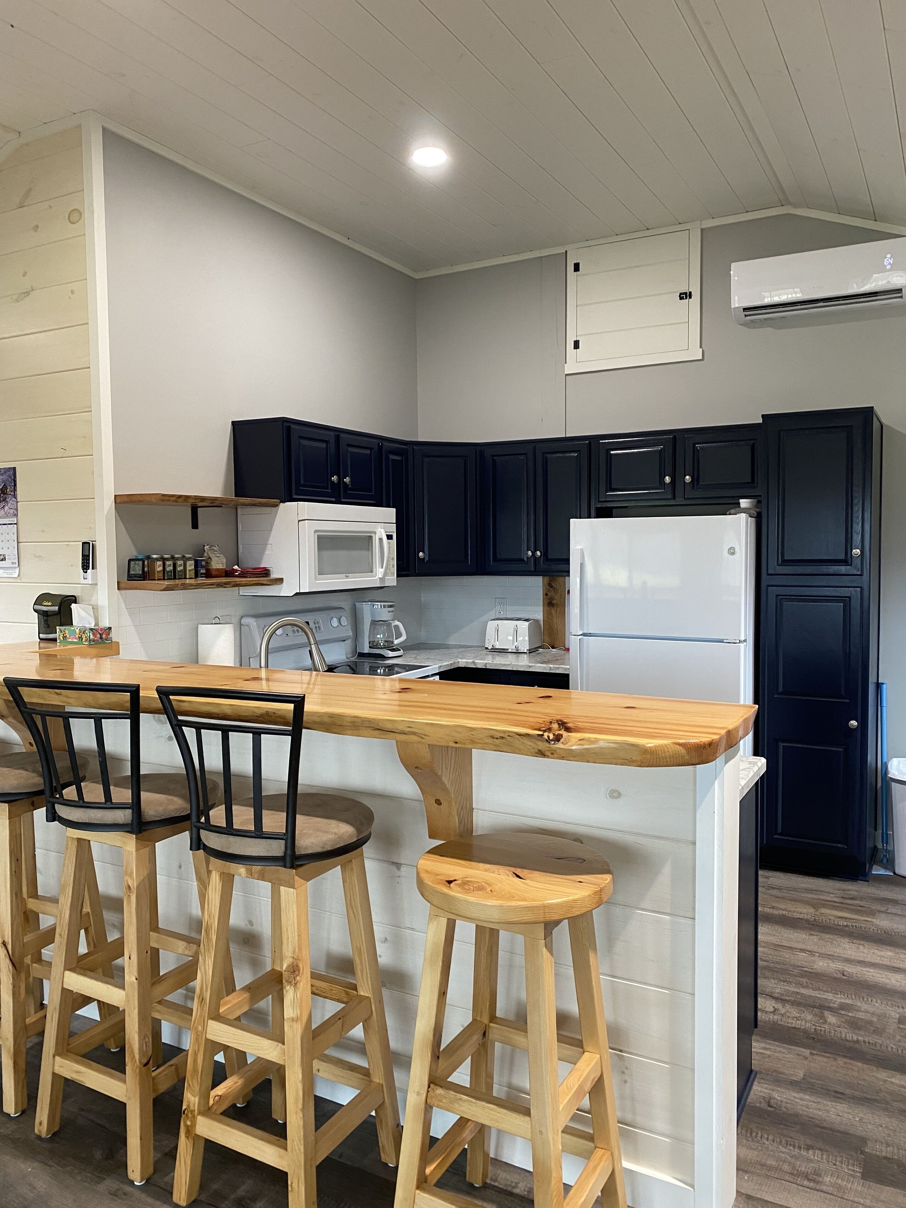 Jääkaappi, mikroaaltouuni, uuni, liesi