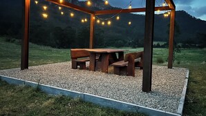 Outdoor dining - The Nile Farmstay - Cabin with cliff views, hiking trails, heated spa (Upper Nile)