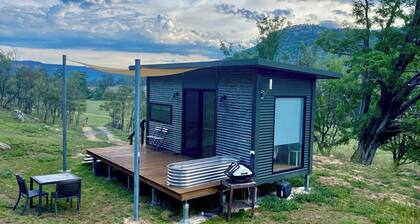 Brand new cabin with cliff views, hiking trails, heated spa, farm stay
