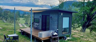 Brand new cabin with cliff views, hiking trails, heated spa, farm stay