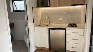 Frigorífico, microondas, placa de cocina y hervidor eléctrico