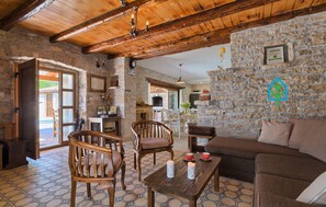 Télévision, cheminée, lecteur de DVD