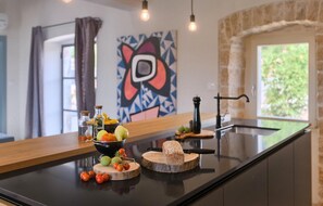 Réfrigérateur, four, lave-vaisselle, cafetière/bouilloire