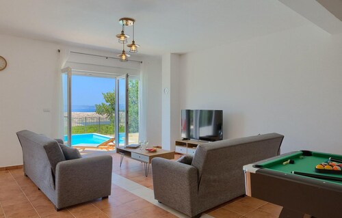 Amazing home in Smrika