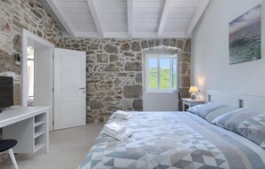 2 bedrooms, travel crib, free WiFi, bed sheets