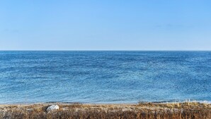 En strand med klart, blåt vand og en sandet kyst.
