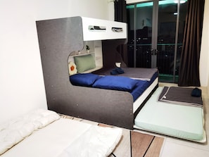 1 dormitorio, tabla de planchar con plancha, wifi y ropa de cama
