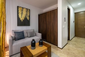 Deluxe-Studio, 1 King-Bett, Kühlschrank und Mikrowelle | Wohnbereich