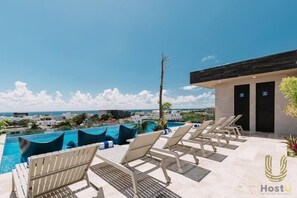 สระว่ายน้ำกลางแจ้ง