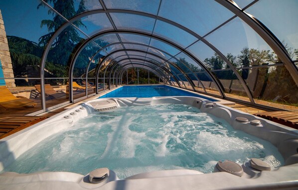 Outdoor spa tub