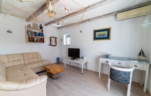 TV, fireplace, stereo
