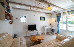 Fernseher, Kamin, Stereoanlage