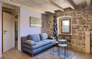 Una televisión, un reproductor de DVD, una mesa de tenis de mesa