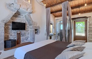 3 bedrooms, travel cot, free WiFi, bed sheets