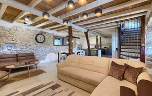 Una televisión, un reproductor de DVD, una mesa de tenis de mesa