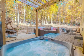 Terrace/patio - Cozy Lakefront Home w/ Game Room, Hot Tub, Fire Pit, & Boats (East Stroudsburg)