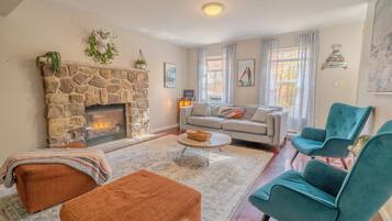 Televisión, chimenea y tenis de mesa