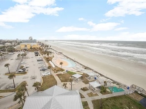 On the beach, sun-loungers, beach towels - King Oceanview Studio w/kitchen, pool, hot tub,game room near Daytona Boardwalk (Daytona Beach)