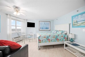 1 bedroom, free WiFi, bed sheets - King Oceanview Studio w/kitchen, pool, hot tub,game room near Daytona Boardwalk (Daytona Beach)