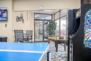 Games room - King Oceanview Studio w/kitchen, pool, hot tub,game room near Daytona Boardwalk (Daytona Beach)