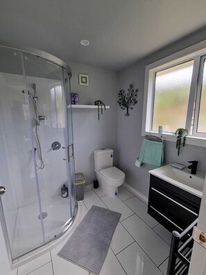 Shower, hair dryer, towels, shampoo - Commune with Nature at Hilltop View in Nikau Valley! (Nikau Valley)