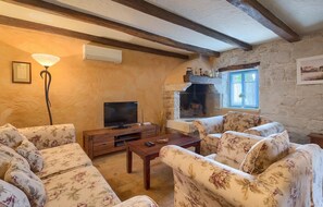 TV, fireplace