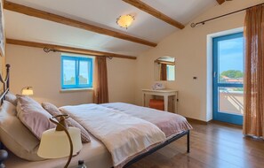 4 bedrooms, travel cot, free WiFi, bed sheets - Gorgeous home in Porec (Porec)