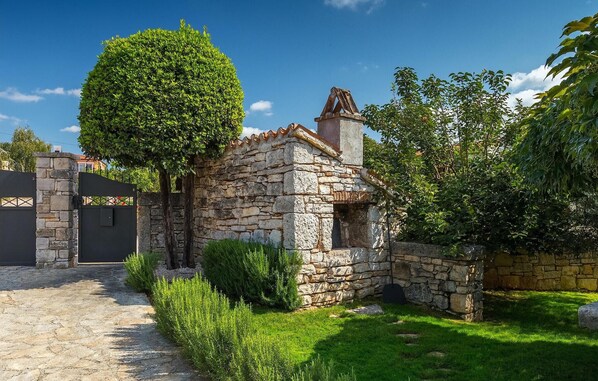 Property grounds - Gorgeous home in Porec (Porec)
