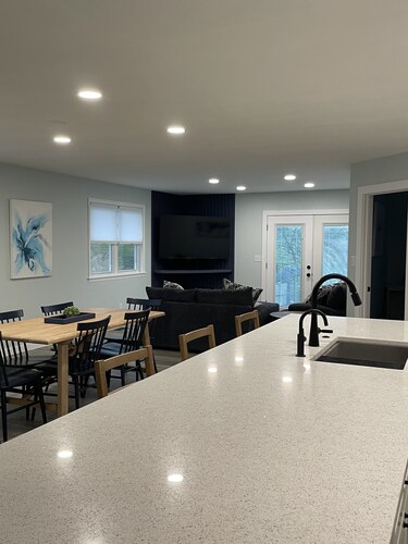 Lake House Artistic Spa-Like Retreat - Quiet Peaceful cul-de-sac - Pet-Friendly!