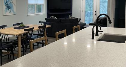 Lake House Artistic Spa-Like Retreat - Quiet Peaceful cul-de-sac - Pet-Friendly!