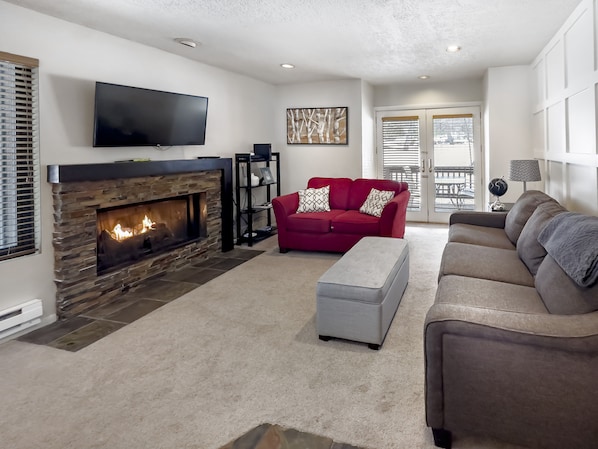 TV, fireplace - Hidden Creek Pond Perfection (Park City)