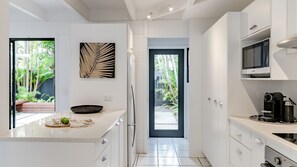 冷蔵庫、電子レンジ、オーブン、コンロ