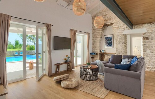 Lovely home in Tinjan