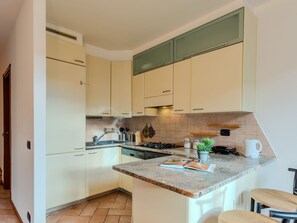 Jääkaappi, mikroaaltouuni, uuni, astianpesukone