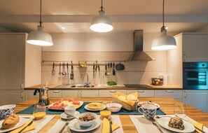Kylskåp, ugn, diskmaskin och kaffe- och tebryggare