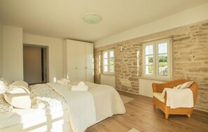 4 bedrooms, travel cot, free WiFi, bed sheets