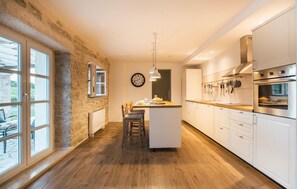 Réfrigérateur, four, lave-vaisselle, cafetière/bouilloire