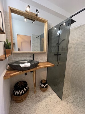 Shower, hair dryer, towels, soap - Apt Corail Noir les Pieds Dans Leau, sur la Plage ! (Saint-François)