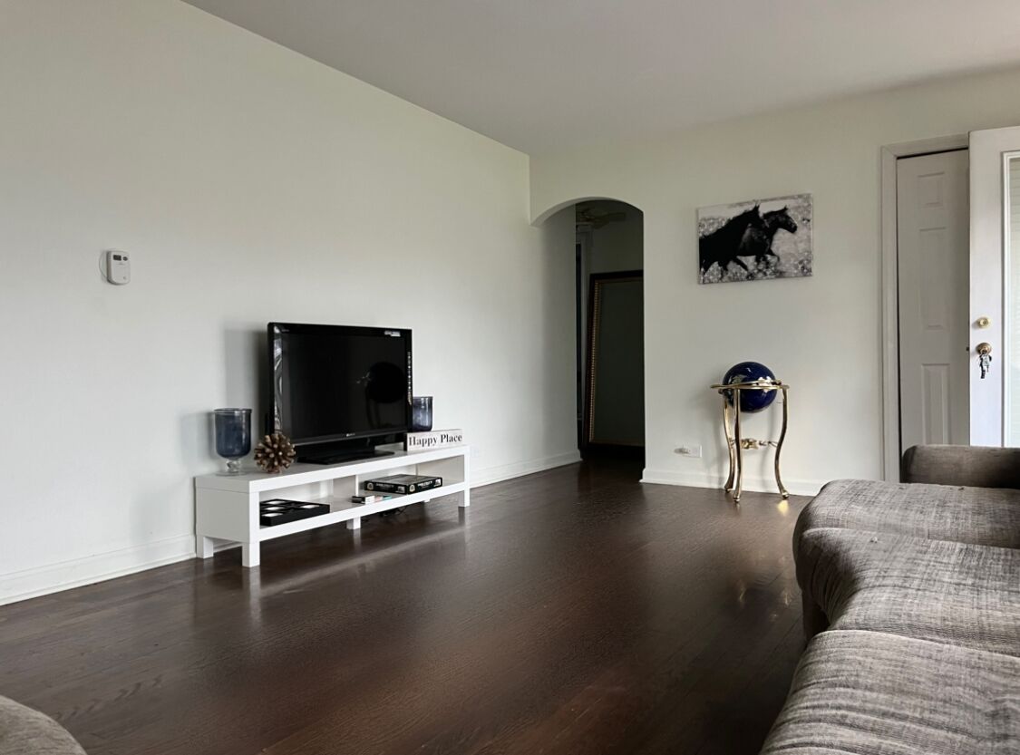 Cozy, modern, & steps to shops! Pet friendly too!