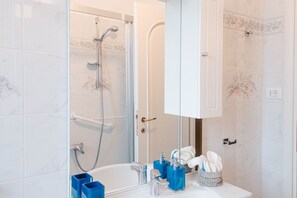 Regadera, secadora de cabello, bidet, toallas