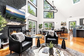 Smart TV, fireplace, foosball, table tennis - Lakefront - GeoDome, Kayaks, Hot Tub, Fire Pits, Swingset, Game Room, Theater,EV (Tobyhanna)