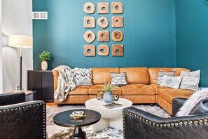 Smart-TV, Kamin, Tischfußball, Tischtennisplatte