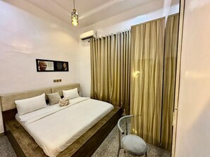 4 bedrooms, iron/ironing board, WiFi, bed sheets - Discover Biens by Forji's luxurious 4-bedroom apartment in Chevron!
(Lagos)