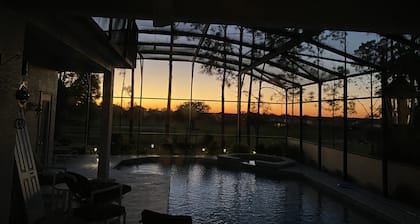 Disney Family Villa w/screened-in patio, pool and spa. Peaceful golf community.